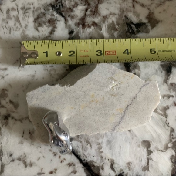 Hoselton Sculpture Polar Bear on Ice  - Made in Canada - missing baby polar - Picture 7 of 11